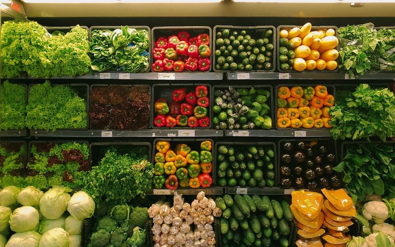 Línea de envasado de alimentación con recipientes alineados.